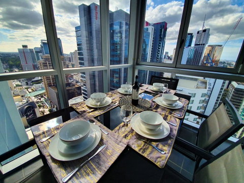 2BR EPIC VIEWS , CBD,  2 Cars , Pool, Wine, Gym, Netflix - Tourism Gold Coast 1
