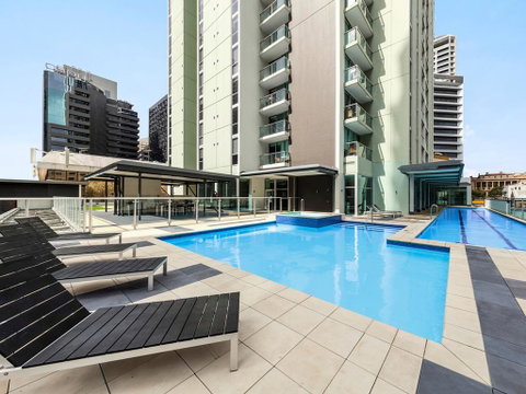 2BR EPIC VIEWS , CBD,  2 Cars , Pool, Wine, Gym, Netflix - Tourism Gold Coast 2