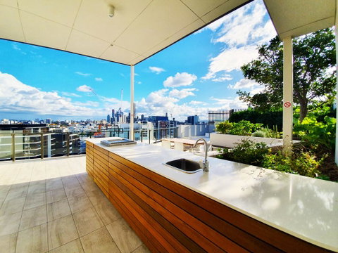 2BR Food & Drink Hub , Gym, Pool, Views, Roof Terrace - Tourism Gold Coast 1