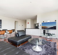 3-Bed Apartment with Parking Near Parks and Dining - Tourism Gold Coast