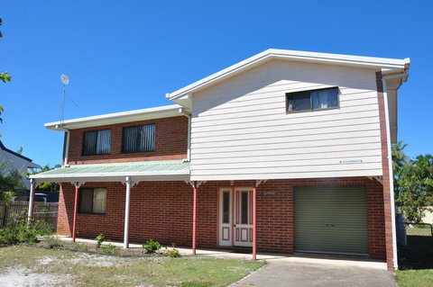 31 Bombala Crescent - Two Storey Home With Covered Outdoor Deck, Fully Fenced Backyard. Pet Friendly - Tourism Gold Coast 3