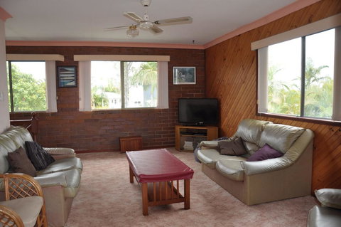 31 Bombala Crescent - Two Storey Home With Covered Outdoor Deck, Fully Fenced Backyard. Pet Friendly - Tourism Gold Coast 2