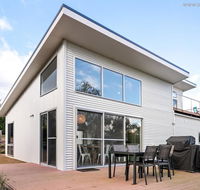 4 king or 8 single beds WiFi Netflix pet friendly - Tourism Gold Coast