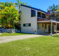 40 Rumbalara Avenue - Rainbow Beach Entertain on the spacious verandah overlooking beautiful Rainbow Beach - Tourism Gold Coast