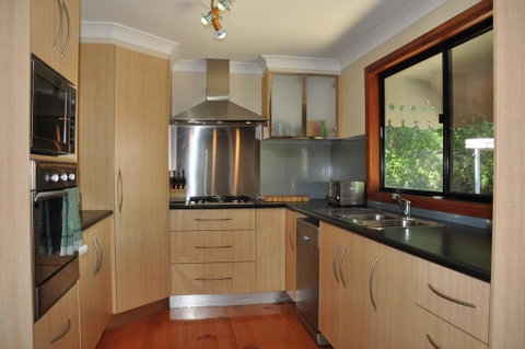 43 Double Island Drive - Two Level Holiday Home With Swimming Pool. Located Close To Beach And CBD - Tourism Gold Coast 3