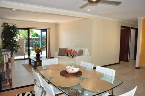 43 Double Island Drive - Two Level Holiday Home With Swimming Pool. Located Close To Beach And CBD - Tourism Gold Coast 1