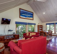 6 Ilmenite Avenue - Coastal beach shack within walking distance to patrolled beach and CBD - Tourism Gold Coast
