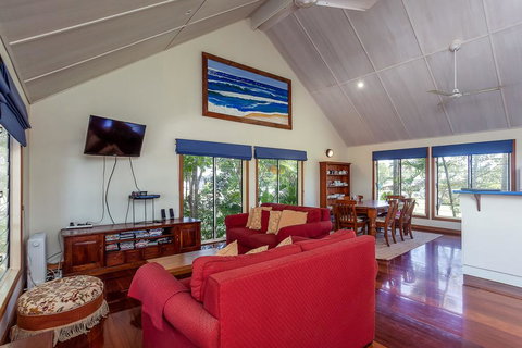 6 Ilmenite Avenue - Coastal Beach Shack Within Walking Distance To Patrolled Beach And CBD, - Tourism Gold Coast 0