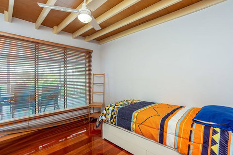 6 Ilmenite Avenue - Coastal Beach Shack Within Walking Distance To Patrolled Beach And CBD, - Tourism Gold Coast 2