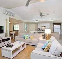 6 Orania Court - Rainbow Shores Absolutely gorgeous beach side property within 200 metres walk to the beach - Tourism Gold Coast