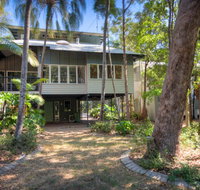 6 Satinwood Drive - Rainbow Shores Stylish Beach House Free WiFi - Tourism Gold Coast