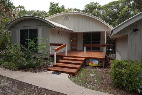 7 Belle Court - Rainbow Shores, Huge Beach House, Ducted Air Con, Pets Welcome - Tourism Gold Coast 0
