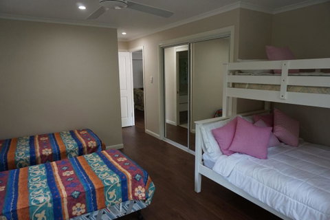 7 Belle Court - Rainbow Shores, Huge Beach House, Ducted Air Con, Pets Welcome - Tourism Gold Coast 1