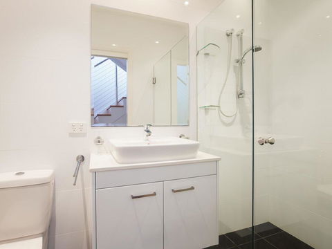 7 Judith Street - Stunning Duplex With Ducted Air - Tourism Gold Coast 3