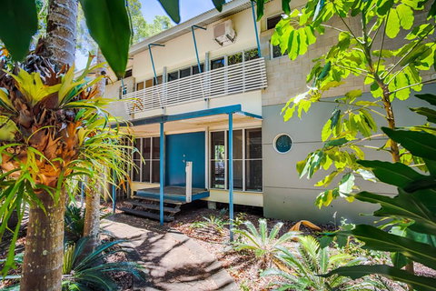 8 Satinwood Drive - Rainbow Shores, Architecturally Designed, Pool, Walk To Beach - Tourism Gold Coast 3