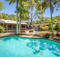 8 Satinwood Drive - Rainbow Shores Architecturally Designed Pool Walk to Beach - Tourism Gold Coast
