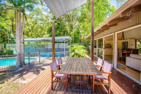 8 Satinwood Drive - Rainbow Shores, Architecturally Designed, Pool, Walk To Beach - Tourism Gold Coast 2