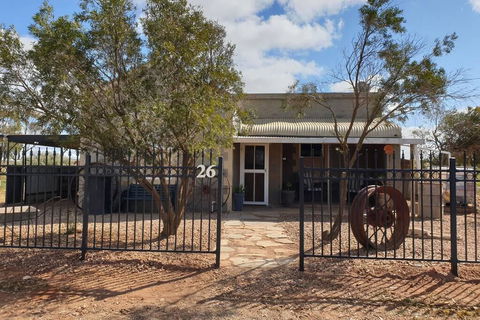 A Real Bush Retreat. Kangas, Emus & Starry Skies. - Tourism Gold Coast 0