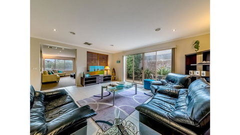 A TOUCH OF CLASS - PET FRIENDLY (OUTSIDE ONLY) - Gold Coast 1
