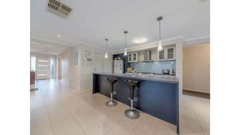 A TOUCH OF CLASS - PET FRIENDLY (OUTSIDE ONLY) - Gold Coast 3