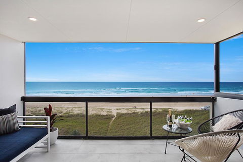 Absolute Beach Front Renovated 3 Bdrm 2 Bath App - Tourism Gold Coast 3