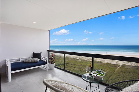 Absolute Beach Front Renovated 3 Bdrm 2 Bath App - Tourism Gold Coast 2