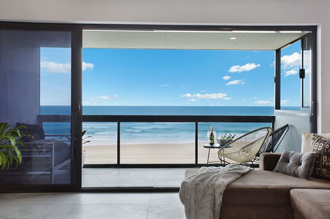 Absolute Beach Front Renovated 3 Bdrm 2 Bath App - Tourism Gold Coast 1