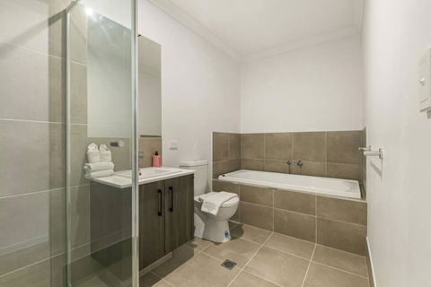 Dual Key 5BR Family Home With Stunning Interior - Tourism Gold Coast 1