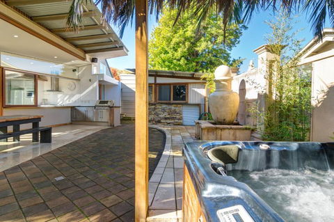 Dulwich House - Tourism Gold Coast 0