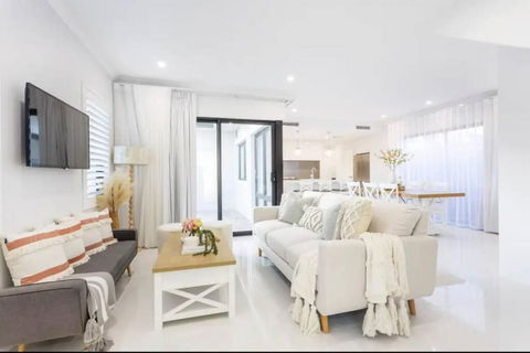East Vic Park Luxe New Home - Tourism Gold Coast 0