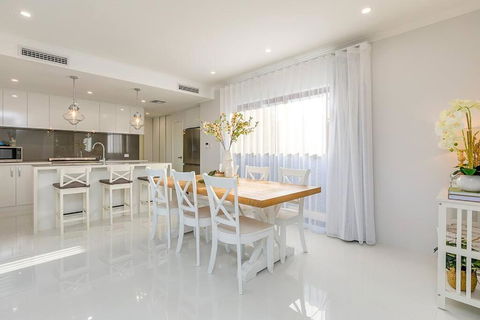 East Vic Park Luxe New Home - Tourism Gold Coast 2