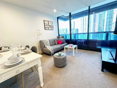 ES2410-2Bed 2Bath Vision Apt With Balcony, Pool & Gym - Tourism Gold Coast 4