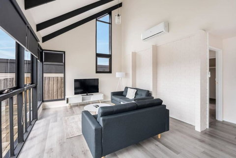 Expansive River-View Oasis - Tourism Gold Coast 1