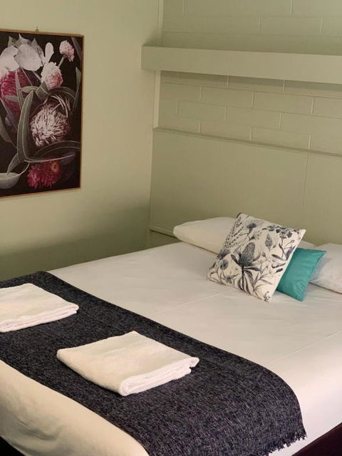 Finley Country Club Hotel Motel - Tourism Gold Coast 2