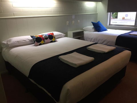 Finley Country Club Hotel Motel - Tourism Gold Coast 1
