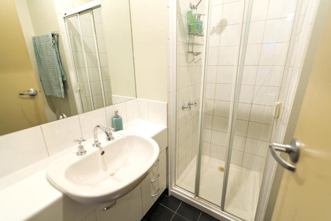 Flinders Lane Superior Studio Apartment - Gold Coast 2