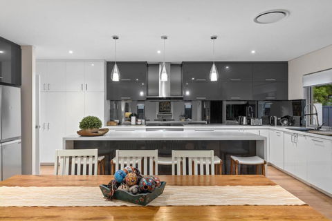Family Vacation Escapade Shops Beach And Sun Await - Tourism Gold Coast 1