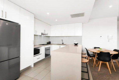 GLAD3 Gladesville Getaway Bright & Contemporary - Tourism Gold Coast 4