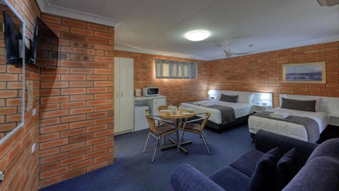 Gunsynd Motor Inn - Tourism Gold Coast 0