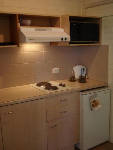 H & D Apartments - Tourism Gold Coast 1