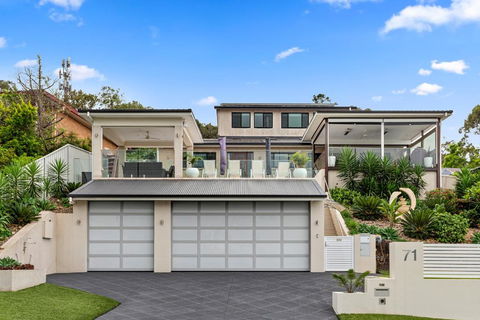 HEATed Pool, Lake & Beach, Luxury 5 B/R House - Tourism Gold Coast 3