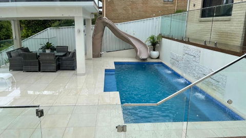 HEATed Pool, Lake & Beach, Luxury 5 B/R House - Tourism Gold Coast 2