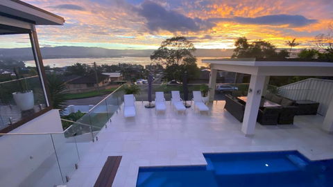 HEATed Pool, Lake & Beach, Luxury 5 B/R House - Tourism Gold Coast 1