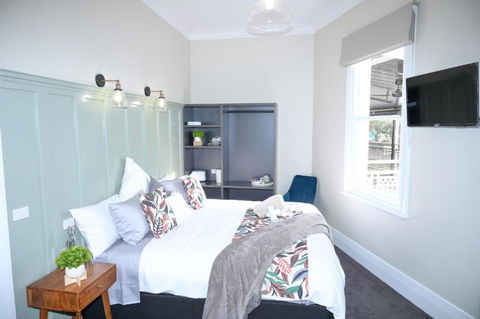 Holbrook Hotel - Tourism Gold Coast 0