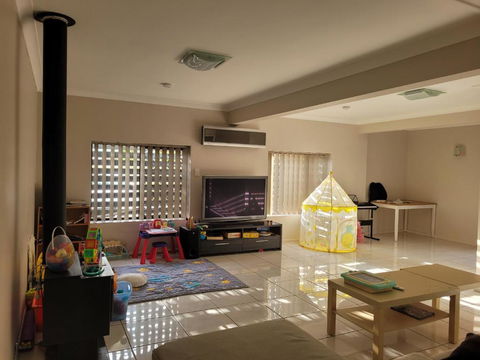 Holiday Style A Downstairs Room In Springwood Qld - Tourism Gold Coast 1