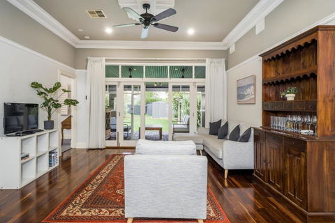 Incredible 3-Bed Renovated Home With Huge Garden - Tourism Gold Coast 0