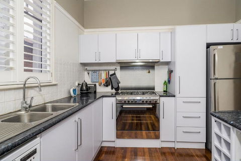 Incredible 3-Bed Renovated Home With Huge Garden - Tourism Gold Coast 2