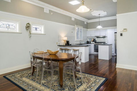 Incredible 3-Bed Renovated Home With Huge Garden - Tourism Gold Coast 3