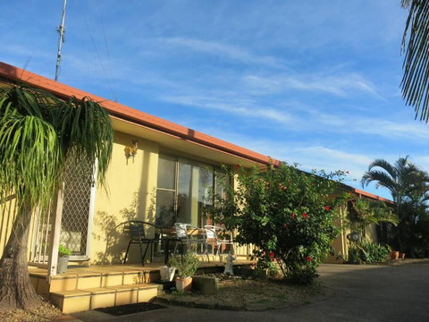House And Van On The River - Tourism Gold Coast 1