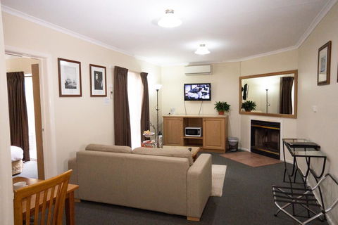 Admiralty Inn - Tourism Gold Coast 1